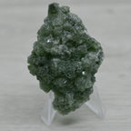 Prehnite verte pierre brute 82g sur présentoir