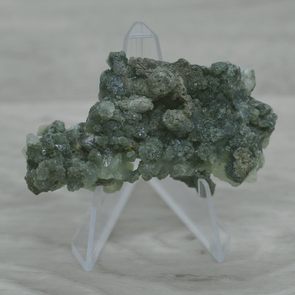 Prehnite pierre brute sur présentoir 42g
