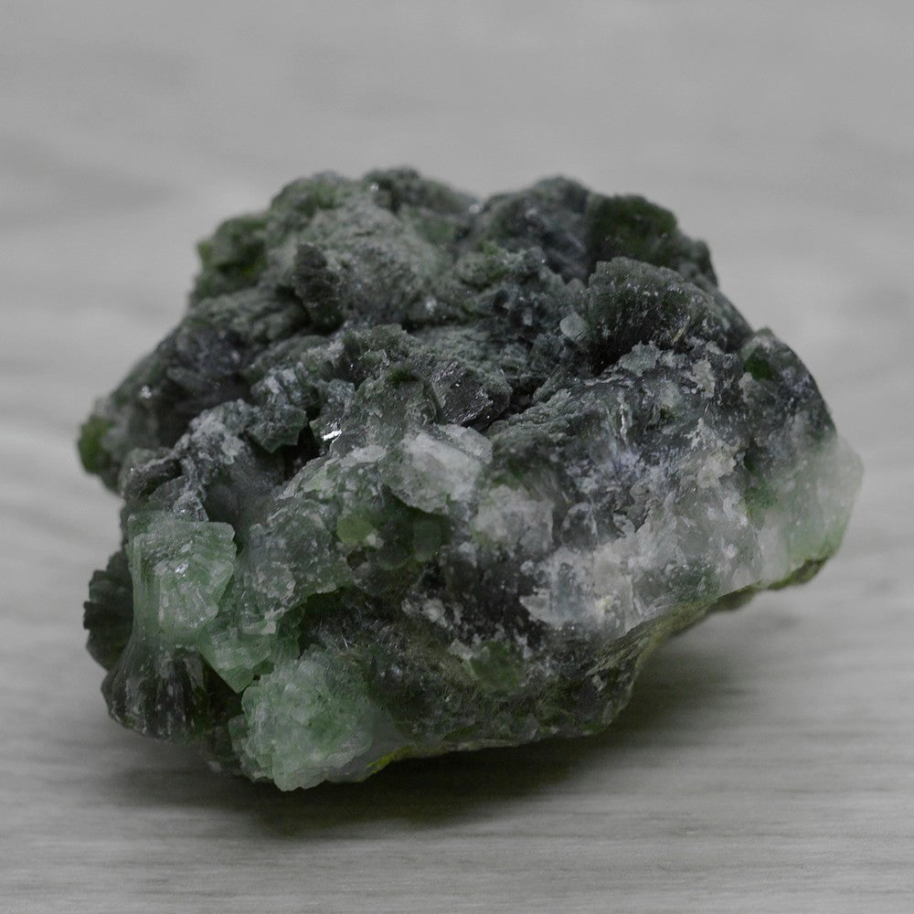 Prehnite pierre brute foncée à cristaux et byssolite 120g du Maroc