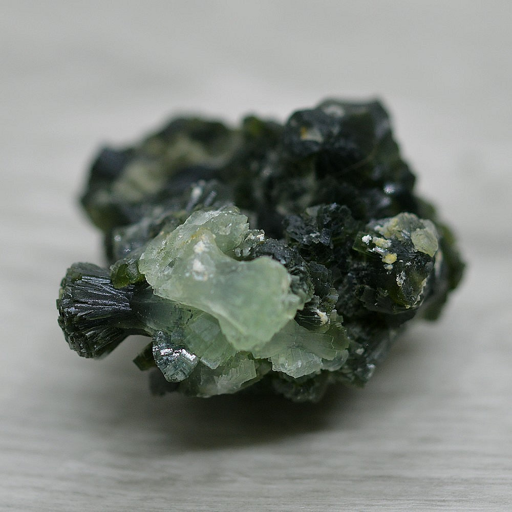 Cristaux nœuds papillons clairs de la prehnite verte 58g