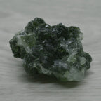 Prehnite vert épinard aux cristaux orthorhombiques 47g