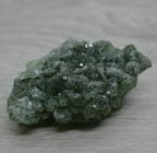 Pierre prehnite brillante cristallisée de 82g en provenance du Maroc