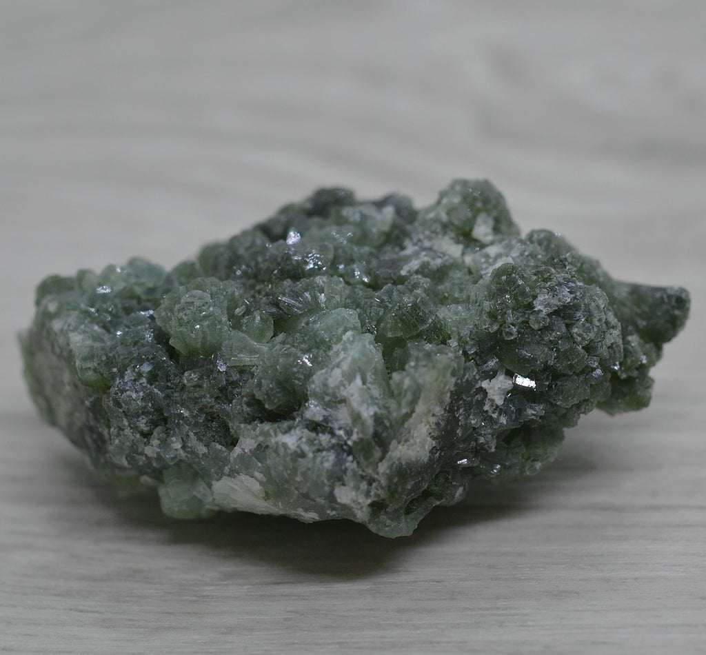 Prehnite verte brute aux cristaux de 82g