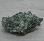 Prehnite verte brute aux cristaux de 82g