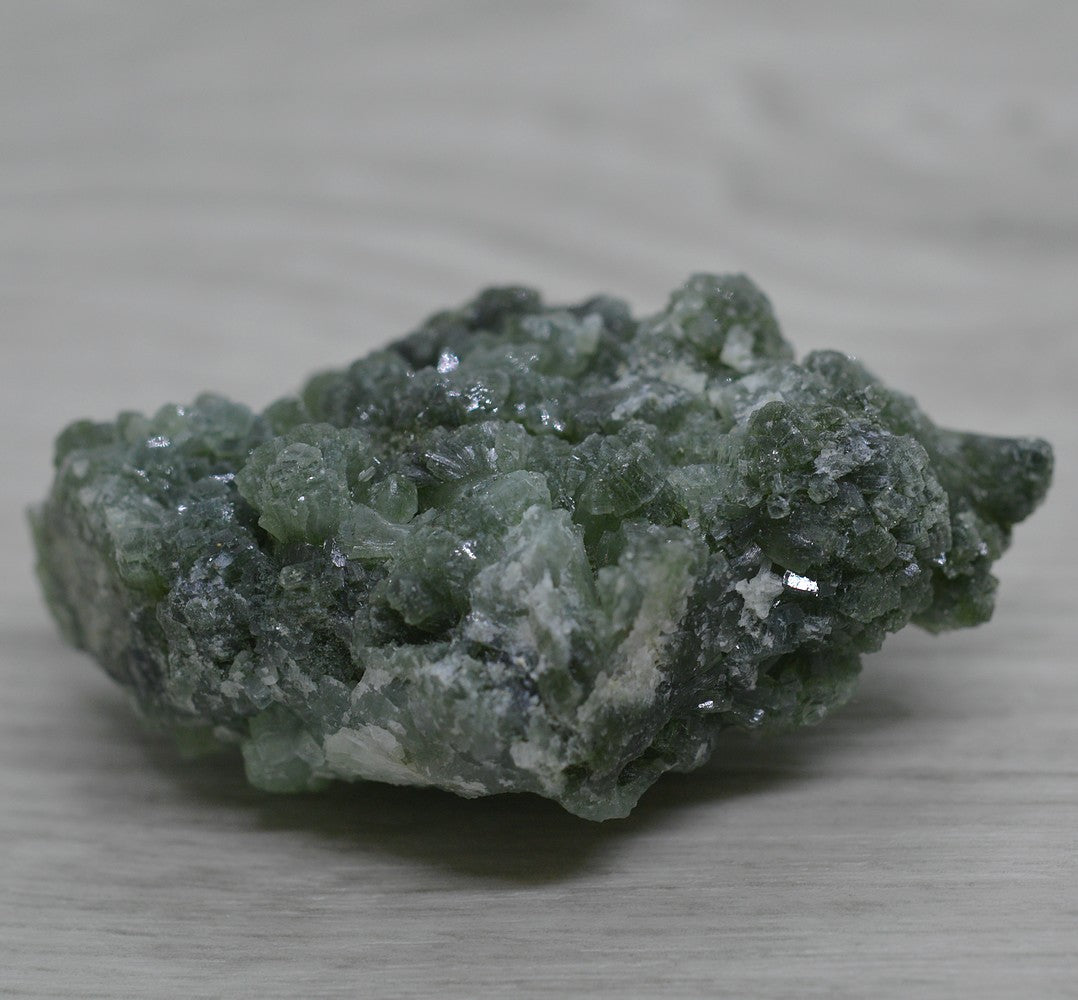 Prehnite verte brute aux cristaux de 82g