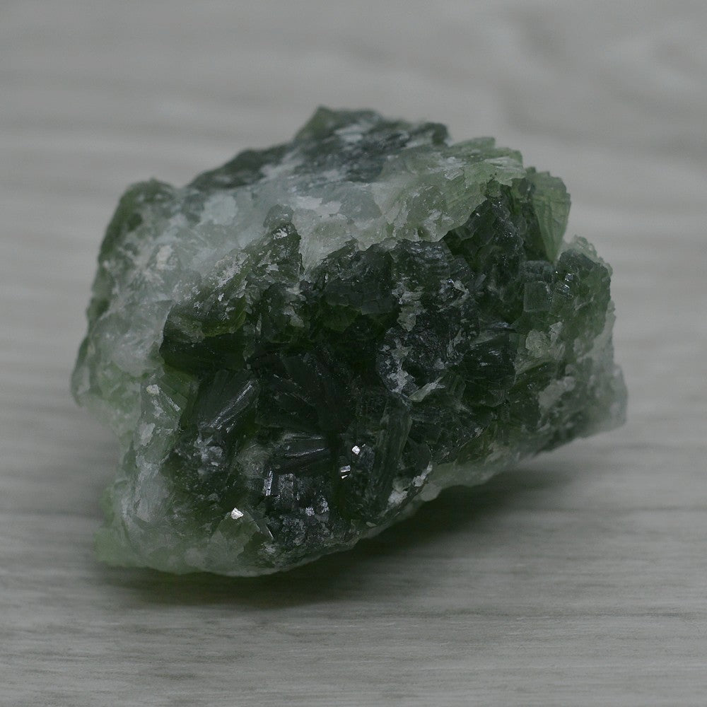 Prehnite verte brute cristallisée de 55g
