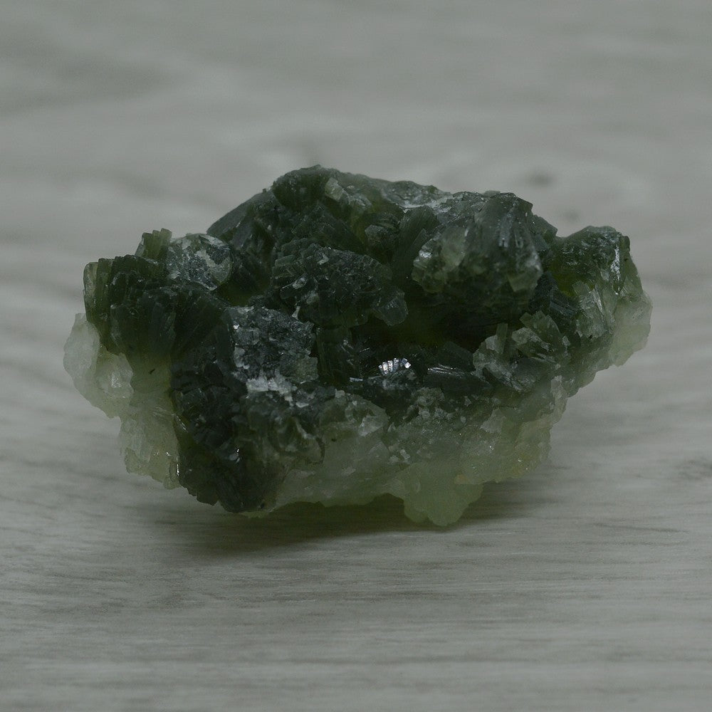 Prehnite verte brute bicolore cristallisée 33g