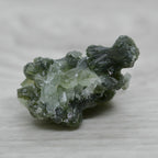 Prehnite verte brute avec cristaux en nœuds papillons de 21g