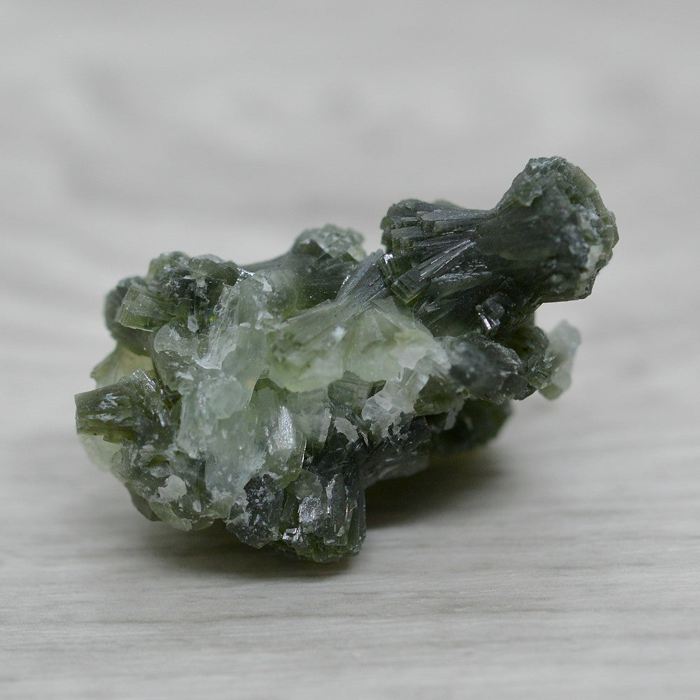 Prehnite verte brute avec cristaux en nœuds papillons de 21g