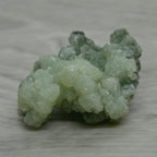 Prehnite verte brute et byssolite de 40g aux système cristallin orthorhombique