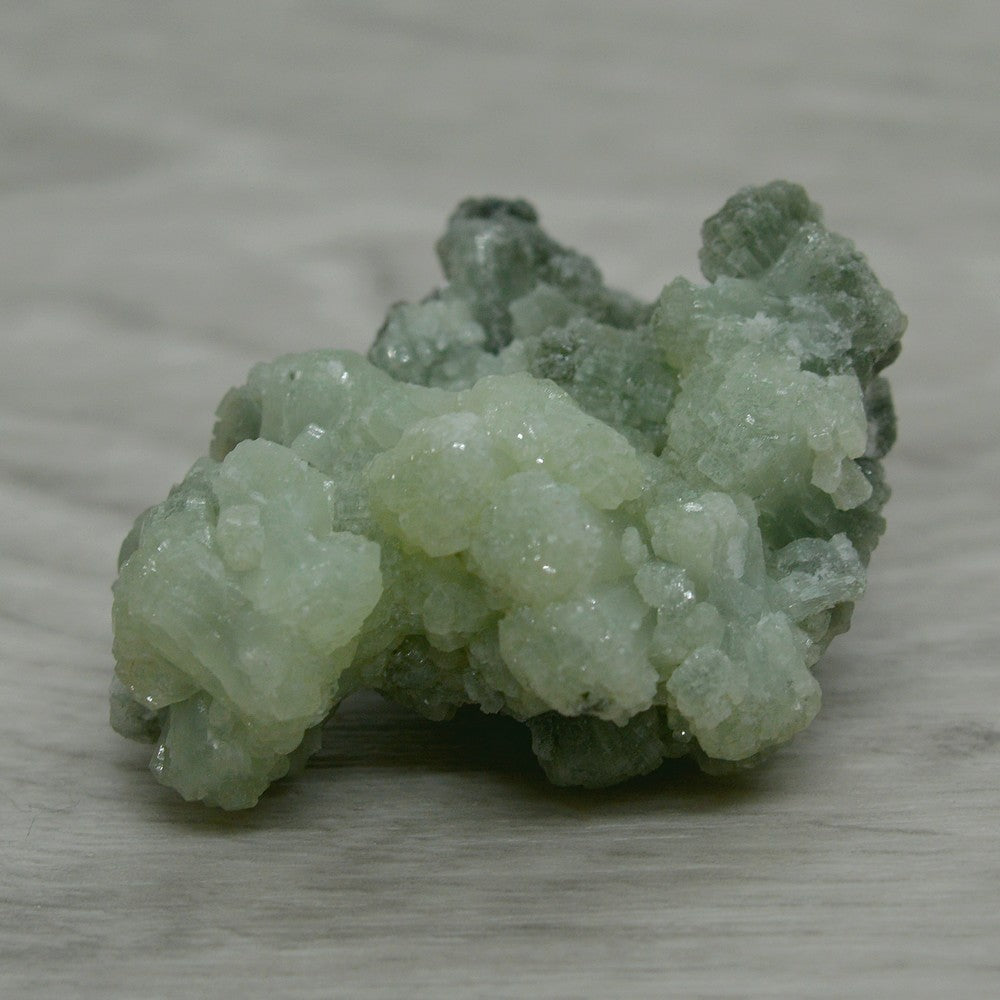 Prehnite verte brute et byssolite de 40g aux système cristallin orthorhombique