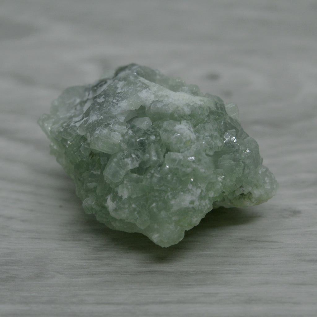 Prehnite à cristaux orthorhombiques verts clairs du Maroc 39g