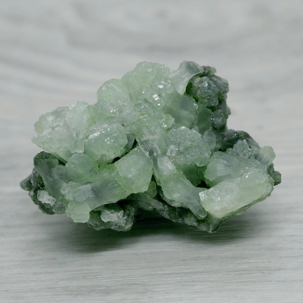 Prehnite verte claire et byssolite grise brute cristallisée de 43g