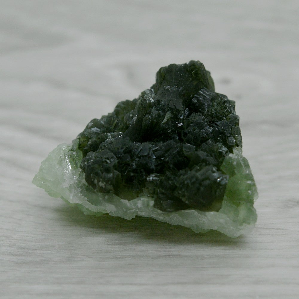 Prehnite vert pinard et vert d'eau aux cristaux orthorhombiques de 40g