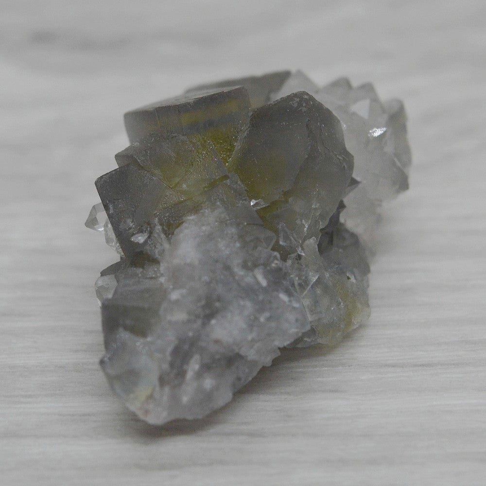 Quartz sur cubes de fluorite zonée 19g